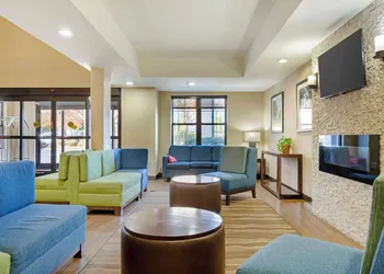 Comfort Suites Hanes Mall hotel thumbnail 2