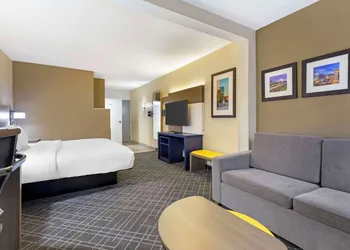 Comfort Suites Hanes Mall hotel thumbnail 6
