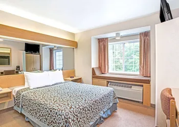 Days Inn by Wyndham Sturbridge hotel thumbnail 5