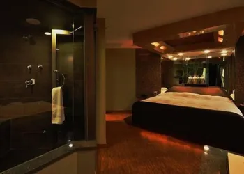 The Champagne Lodge & Luxury Suites hotel thumbnail 4