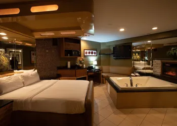 The Champagne Lodge & Luxury Suites hotel thumbnail 5