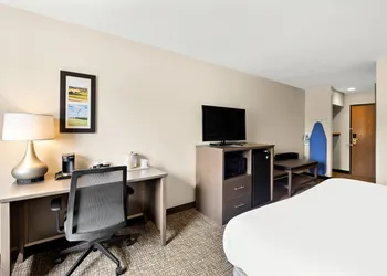 Comfort Inn Van Wert hotel thumbnail 8