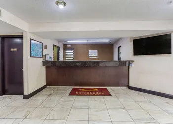 Econo Lodge Clinton - Jackson West hotel thumbnail 2