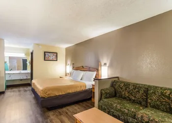 Econo Lodge Clinton - Jackson West hotel thumbnail 5