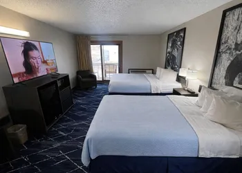 Super 8 by Wyndham Sturgis hotel thumbnail 4