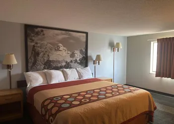 Super 8 by Wyndham Belle Fourche SD hotel thumbnail 4