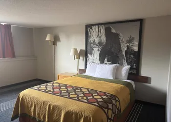 Super 8 by Wyndham Belle Fourche SD hotel thumbnail 5