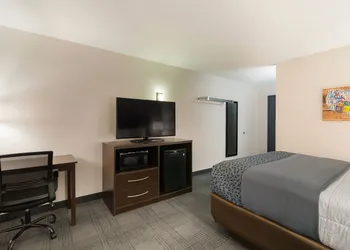 Econo Lodge Williston hotel thumbnail 2