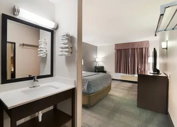 Econo Lodge Williston hotel thumbnail 3