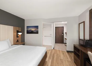 La Quinta Inn & Suites by Wyndham Springdale hotel thumbnail 8