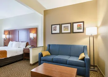 Quality Suites Springdale West I-49 hotel thumbnail 4