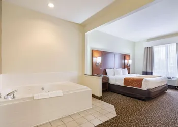 Quality Suites Springdale West I-49 hotel thumbnail 5