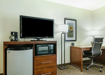 Quality Suites Springdale West I-49 hotel thumbnail 6