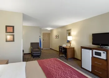 Comfort Inn & Suites Fayetteville - University Area hotel thumbnail 8