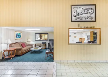 Super 8 by Wyndham Bentonville hotel thumbnail 2