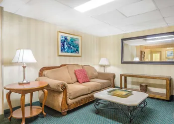 Super 8 by Wyndham Bentonville hotel thumbnail 3