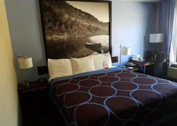Super 8 by Wyndham Bentonville hotel thumbnail 7