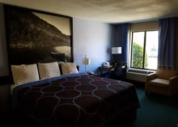 Super 8 by Wyndham Bentonville hotel thumbnail 8