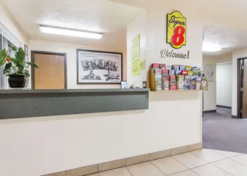 Super 8 by Wyndham Shelton hotel thumbnail 3