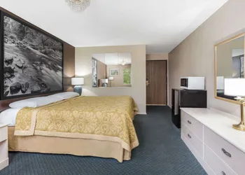 Super 8 by Wyndham Shelton hotel thumbnail 8