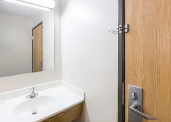 Super 8 by Wyndham Osceola IA hotel thumbnail 6