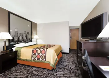 Super 8 by Wyndham Bremerton hotel thumbnail 4