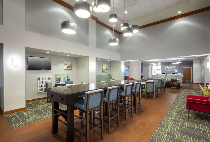 Hampton Inn & Suites St. Louis at Forest Park hotel detail image 2