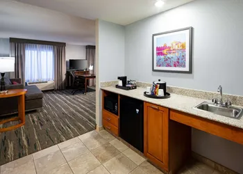 Hampton Inn & Suites St. Louis at Forest Park hotel thumbnail 4