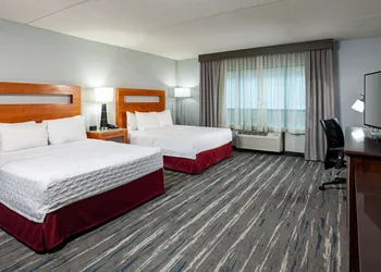 Hampton Inn & Suites St. Louis at Forest Park hotel thumbnail 5