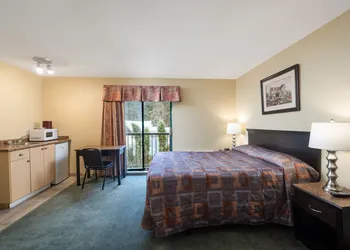 Canadian Inn hotel thumbnail 2
