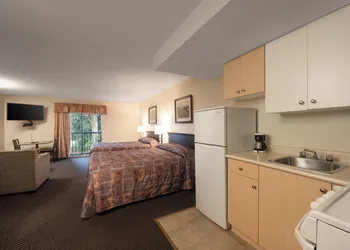 Canadian Inn hotel thumbnail 3