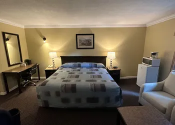 Canadian Inn hotel thumbnail 4