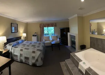 Canadian Inn hotel thumbnail 5