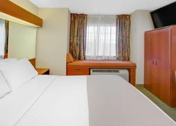 Microtel Inn & Suites by Wyndham Hattiesburg hotel thumbnail 4