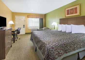 Days Inn by Wyndham Abbeville hotel thumbnail 7