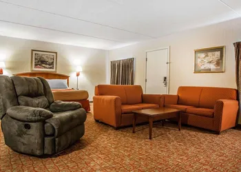 Econo Lodge Douglassville - Pottstown hotel thumbnail 7