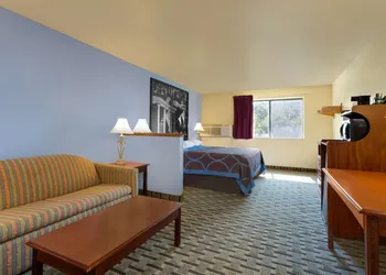 Super 8 by Wyndham Lynchburg VA hotel thumbnail 6