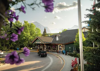 Lake Louise Inn hotel thumbnail 2