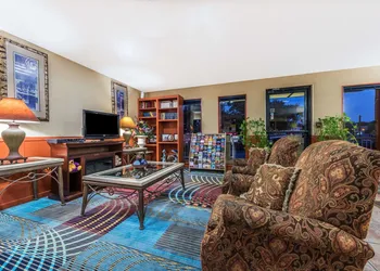 Super 8 by Wyndham Denton hotel thumbnail 2