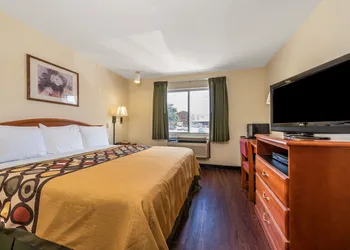 Super 8 by Wyndham Denton hotel thumbnail 3