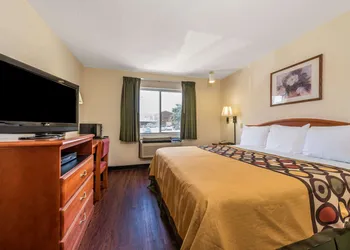 Super 8 by Wyndham Denton hotel thumbnail 6