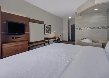 Holiday Inn Express Marshall by IHG hotel thumbnail 5