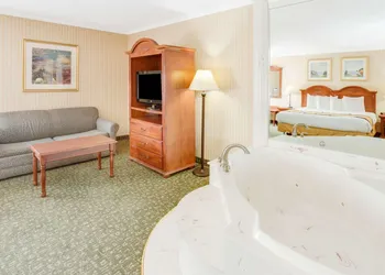Baymont by Wyndham Kalamazoo hotel thumbnail 2