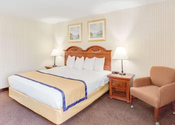 Baymont by Wyndham Kalamazoo hotel thumbnail 3