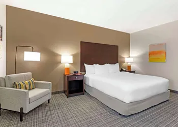 Comfort Inn & Suites Verona at Turning Stone Resort Casino hotel thumbnail 7