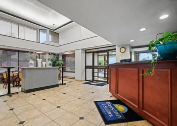 Days Inn by Wyndham Utica hotel thumbnail 2