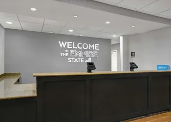 Hampton Inn Utica hotel thumbnail 2
