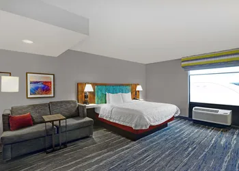 Hampton Inn Utica hotel thumbnail 8