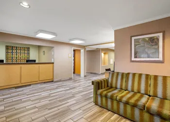 La Quinta Inn by Wyndham Auburn Worcester hotel thumbnail 2