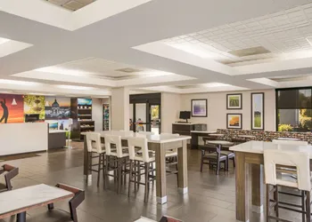 Clarion Pointe Forsyth I-75 hotel thumbnail 4